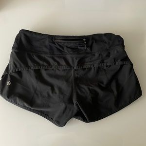 Black lululemon speed up 2.5 in short